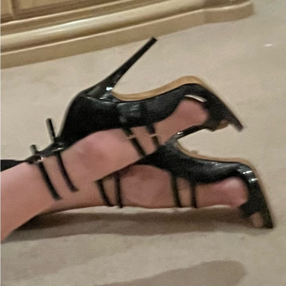 🔥♥️ Black BEBE Croc Embossed Sandals with Patent Leather Straps - Picture 6 of 13